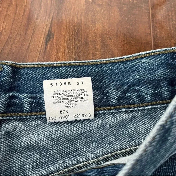 Levi’s ombré cut off  short - Picture 6 of 9